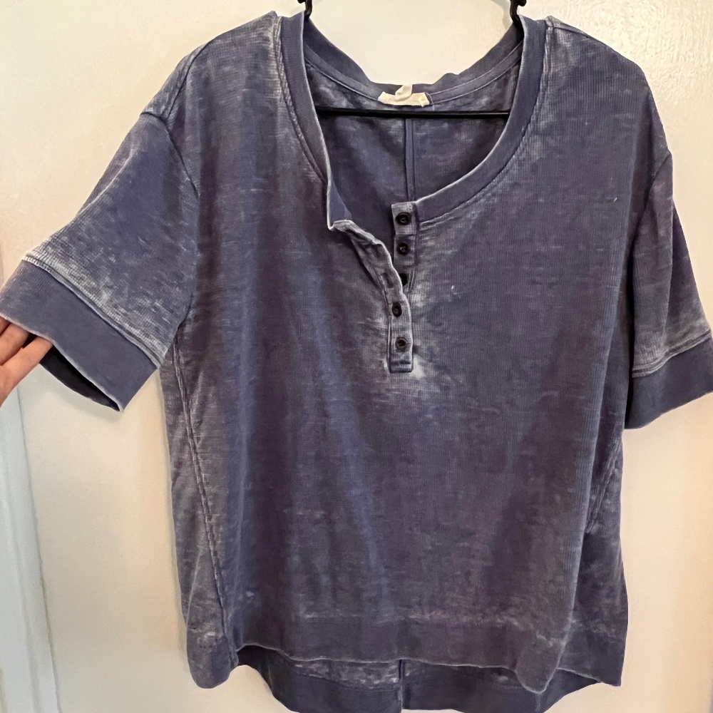 JANE AND DELANCY Short Sleeve Blue Distressed Top L